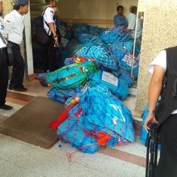 Boneka Sampai Bola Warna-warni di Tas Jamaah Haji