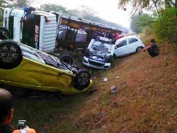 Sopir Mengantuk, Truk Pengangkut Mobil Terguling di Tol Merak