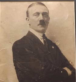 Potret Hitler Bertanda Tangan Dijual Rp 351 Juta