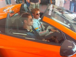 Cristiano Ronaldo Dikerjain Jenson Button