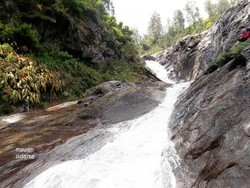 Unik, Ada Air Terjun Pahit di Kaki Gunung Ijen