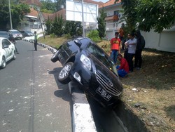 Hipertensi Mendadak Kambuh, Miyati dan Toyota Vios-nya Masuk ke Parit