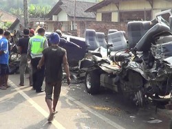 Kap Terlepas, Ini Wujud Minibus yang Remuk Akibat Tabrakan dengan Truk