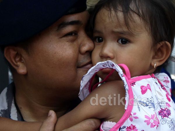 Senyum Bahagia Prajurit TNI AL Bertemu Keluarga
