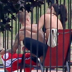 So Sweet..Selena Gomez Pijat Justin Bieber di Kolam Renang