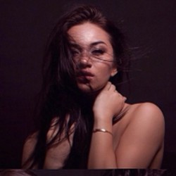 Makin Seksi, Ariel Tatum Pajang Foto Topless?