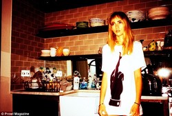 Duh! Suki Waterhouse Jadi Model T-shirt dengan Gambar Provokatif
