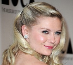 Foto Bugil Beredar, Kirsten Dunst Kritik Apple