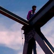 Pertunangan Terancam Gagal, Pemuda Ini Ancam Loncat dari Atas Jembatan