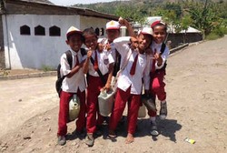 Akses Air Bersih Sulit, Anak-anak di Ende Biasa Bawa Jerigen Saat Sekolah