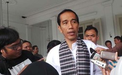 Jokowi Beri Santunan ke Korban Kebakaran Kapal Paus di RS Koja