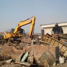 Lanjutkan Proyek, Petugas Bongkar Bangunan di Akses Tol Priok