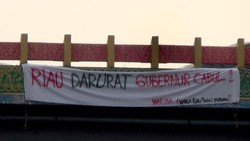 Spanduk Hujatan pada Gubernur Riau Terkait Pelecehan Seksual Bertebaran