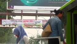 Satpol PP Sita Spanduk Hujatan ke Gubernur Riau Terkait Dugaan Pelecehan