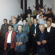 Didampingi Semua Dirjennya, Jero Wacik Muncul di Kementerian ESDM