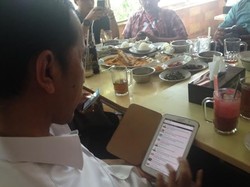 Saat Jokowi Memantau Seleksi Menteri dari Tabletnya