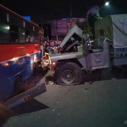Ban Pecah Jadi Penyebab Truk Marinir Tabrak Metromini