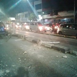 Separator Busway dan Pagar Median Jalan Hancur Terhantam Truk Marinir