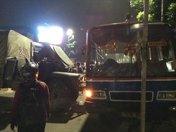 Truk Marinir Tabrak Metromini, 2 Orang Dilarikan ke RS Cilandak