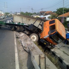 Tidak Kuat Menanjak, Truk Trailer Terperosok di Jalan Layang Semarang