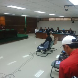 Berjas Hitam, Yusril Dihadirkan Sebagai Ahli di Sidang Anas