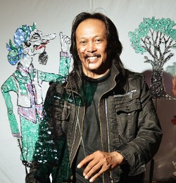 Dosen STSI Bandung Ini Bikin Wayang Kontemporer dari Limbah Plastik