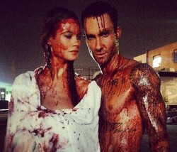 Ketika Behati Prinsloo Rela Berdarah-darah Demi Adam Levine