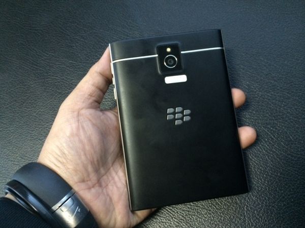 Menggenggam Passport Keluaran BlackBerry
