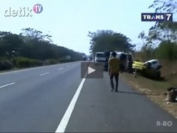 Truk Pengangkut Mobil Terbalik, 4 Mobil Baru Rusak Parah