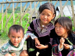 Senyum Manis & Pipi Merah Anak-anak Black Hmonk Vietnam