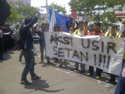 Pelantikan Anggota DPRD Jateng Diwarnai Aksi Usir Setan