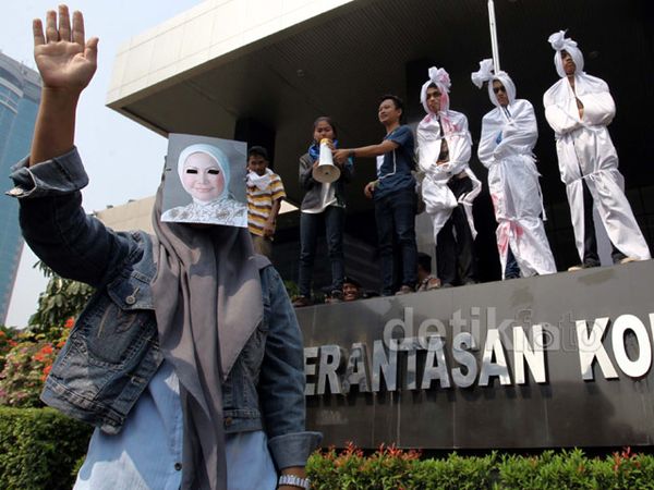 Mahasiswa Protes Vonis Ringan Ratu Atut