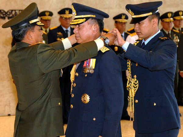 Panglima TNI Beri Bintang Kehormatan KSAU Thailand