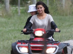 Naik ATV dengan Selena, Justin Bieber Dipolisikan Karena Tabrak Minivan