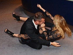 Bruk! Cara Delevingne Jatuh di GQ Awards
