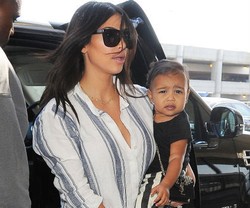 Putri Kim Kardashian North West Tampil Stylish dengan Boots Doc Mart
