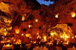 Mau Makan Enak Ditemani Hiu atau di Dalam Gua? Semuanya Ada di Afrika