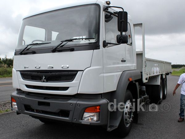 Melesat Hingga 110 Km/Jam dengan Truk Fuso