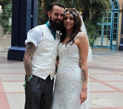 Pasangan Pecinta Tato Menikah di Hadapan Ribuan Orang Asing Bertato