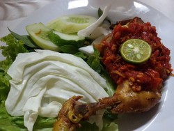 Ayam Penyet Ibu Yuli: Gurih Mantap Ayam Penyet dengan Sambal Garang