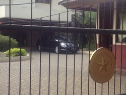 Keluar dari Rumah Dinas, Jero Lambaikan Tangan dan Senyum dari Dalam Mobil