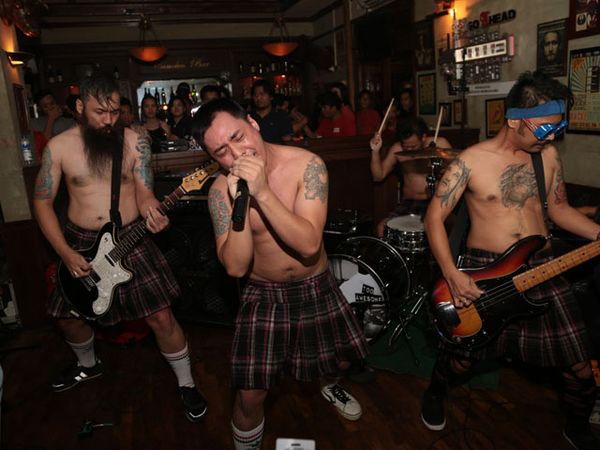 Rilis Album, Black Teeth Tampil Telanjang Dada