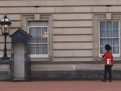 Penjaga Istana Inggris Tertangkap Basah Sedang Joget