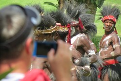 Ini Baru Beda, Traveling Bertemu Suku-suku Unik di Dunia