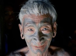 Ngeri! Suku di India Ini Bikin Tato di Wajah