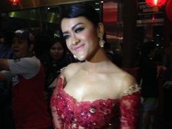 Ini Dia Kebaya Seksi Seharga Rp 40 Juta Milik Jupe
