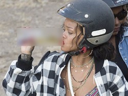 Begini Gaya Rihanna Naik ATV Sambil Minum Alkohol