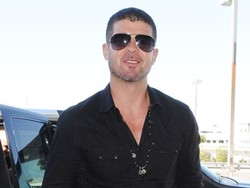 Dikeluhkan Tetangga, Apartemen Robin Thicke Didatangi Polisi