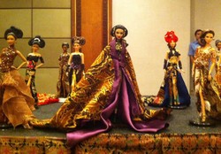 Foto: 25 Boneka Barbie Pakai Kebaya di Fashion Show Anne Avantie