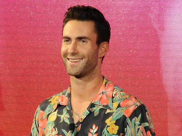 Santai Berkemeja Hawaii ala Adam Levine